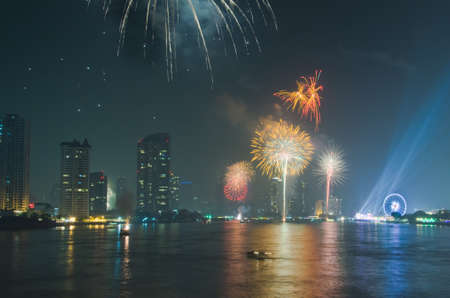 BANGKOK-JAN 01:The happy new year 2014 exploding fireworks over chaophraya river in bangkok Thailand on January 1,2014 in Bangkokのeditorial素材