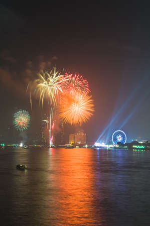 BANGKOK-JAN 01:The happy new year 2014 exploding fireworks over chaophraya river in bangkok Thailand on January 1,2014 in Bangkokのeditorial素材