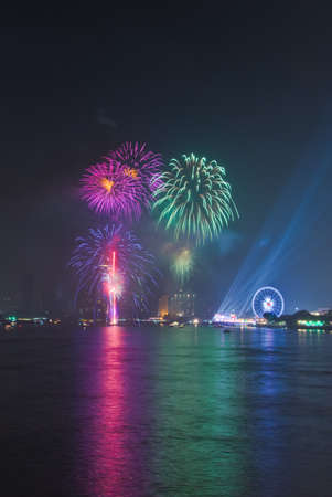 BANGKOK-JAN 01:The happy new year 2014 exploding fireworks over chaophraya river in bangkok Thailand on January 1,2014 in Bangkokのeditorial素材