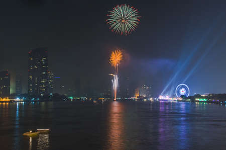 BANGKOK-JAN 01:The happy new year 2014 exploding fireworks over chaophraya river in bangkok Thailand on January 1,2014 in Bangkokのeditorial素材