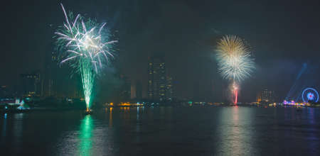BANGKOK-JAN 01:The happy new year 2014 exploding fireworks over chaophraya river in bangkok Thailand on January 1,2014 in Bangkokのeditorial素材