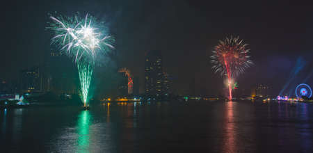 BANGKOK-JAN 01:The happy new year 2014 exploding fireworks over chaophraya river in bangkok Thailand on January 1,2014 in Bangkokのeditorial素材