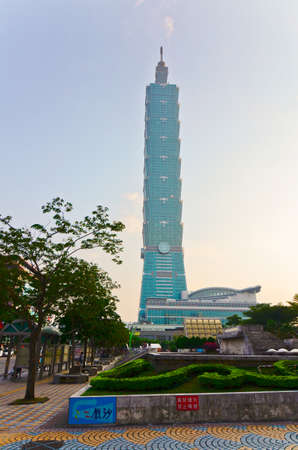 TAIPEI, TAIWAN - OCT 26 : A view to Taipei 101 from busy corner in Xinyi financial district of Taipei city October 26, 2013 in Taipei, TW. The building is the world's second tallest at 509 meters.のeditorial素材