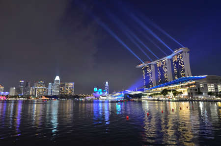 SINGAPORE -MAY 13: Largest and most beautiful laser show at the Marina Bay waterfront in Singapore. Wonderful laser show and water spectacular in Southeast Asia on May 13, 2014, Singaporeのeditorial素材