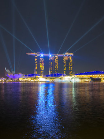 SINGAPORE -MAY 13: Largest and most beautiful laser show at the Marina Bay waterfront in Singapore. Wonderful laser show and water spectacular in Southeast Asia on May 13, 2014, Singaporeのeditorial素材