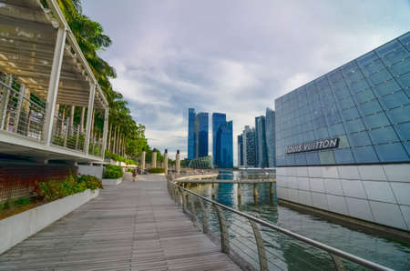 SINGAPORE - MAY 12: The futuristic building housing Louis Vuitton store reflect on the quiet waters of Singapore bay at twilight circa on May 12, 2014 in Singapore.のeditorial素材