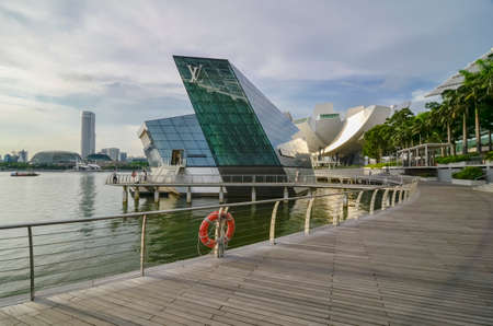 SINGAPORE - MAY 12: The futuristic building housing Louis Vuitton store reflect on the quiet waters of Singapore bay at twilight circa on May 12, 2014 in Singapore.のeditorial素材