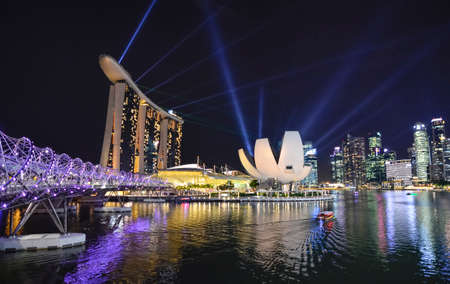 SINGAPORE -MAY 12: Largest and most beautiful laser show at the Marina Bay waterfront in Singapore. Wonderful laser show and water spectacular in Southeast Asia on May 12, 2014, Singaporeのeditorial素材