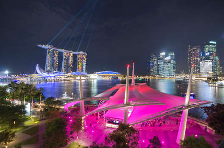 SINGAPORE -MAY 12: Largest and most beautiful laser show at the Marina Bay waterfront in Singapore. Wonderful laser show and water spectacular in Southeast Asia on May 12, 2014, Singaporeのeditorial素材