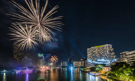 Bangkok, Thailand - 1 January 2016 : The fireworks celebrating year 2016 happening on the Chao Praya riverside which is one of the main landmark in Bangkok to celebrate this special occasionのeditorial素材
