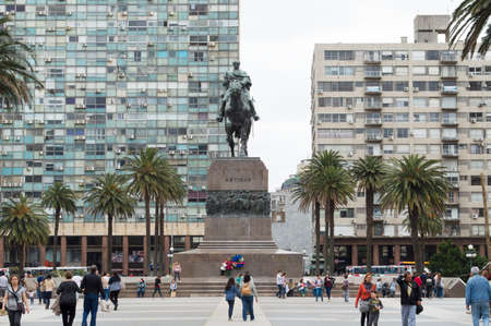 MONTEVIDEO, URUGUAY - OCTOBER 8, 2017: People in the Independence square.のeditorial素材