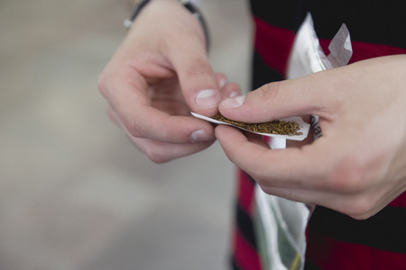 Smoker man roll domestic tobacco cigarettes. Close upの写真素材