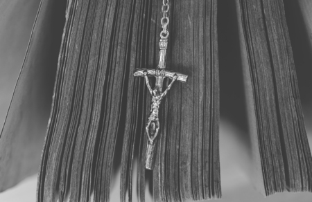 holy bible with rosary beads on wooden backgroundの写真素材