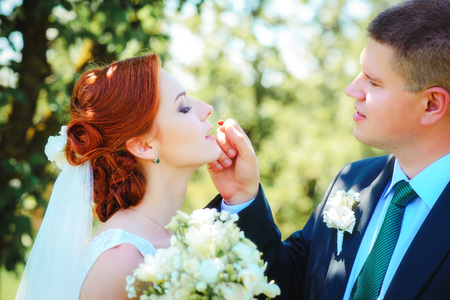 The bride and groom in the Park.A pair of newlyweds, the bride and groom at the wedding in the green forest nature kiss photo.の写真素材