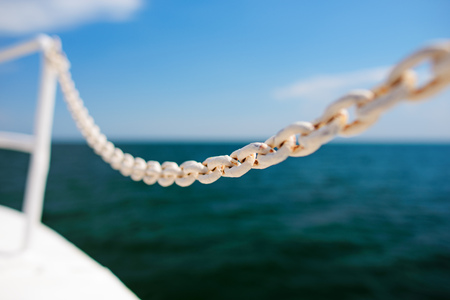 white chain on a liner in the sea.の写真素材