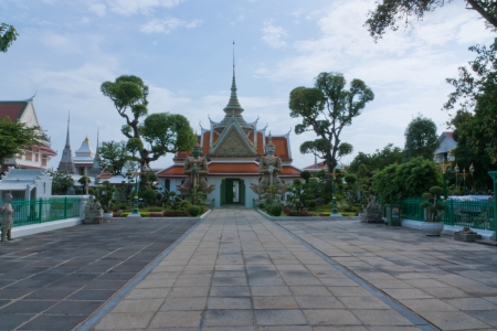 You will see a giant standing guard at the Temple of Dawn in Bangkok  A foreign tourist visit の写真素材
