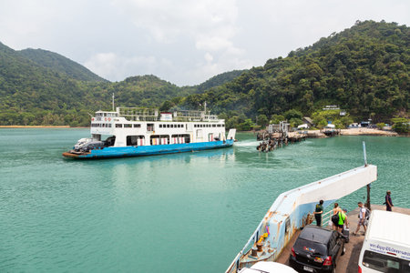Trat,Thailand-April 1,2019:Car ferry ,many touristsâ cars and people use the ferry service to Koh Chang at ferry portのeditorial素材