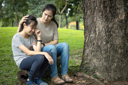 Asian woman give advice,talking sharing thoughts care,support to teenage girl,loving mother speak have comforting and consoling her daughter,sad crying from her friendâs problems,consultation conceptの写真素材