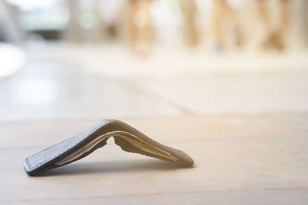 Is the wallet falling down the aisle? Will it be collected or not?の写真素材