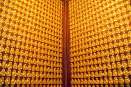 Golden Buddha statues on the wall at wat Leng Noei Yi 2, Nonthaburi, Thailandの写真素材
