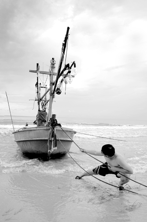 HOU HIN ,THAILAND OCTOBER 11 2018 :THAILAND fisherman pulled the boat on the beachのeditorial素材