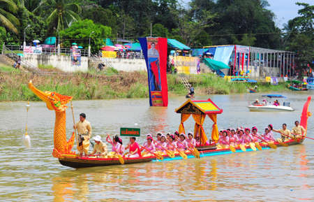 Chumphon, Langsuan, Thailand,  31 October ? 4 November 2012:Langsuan Traditional Long Boat racing festival is the only one of its type in Thailand (unseen Thailand) with grabbing the flag compete for the Royal Plaque and Trophies of H.M. the King and the のeditorial素材