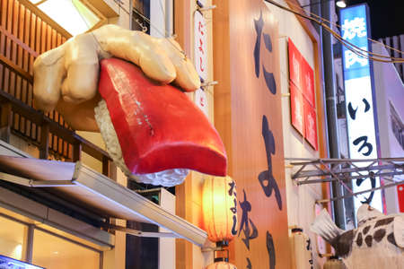 Osaka, Japan, Dec 21, 2017 : Night life people to find the popular restaurant for dinner in night market Dotonbori street, Ganzo-mawaru Genroku Sushiのeditorial素材