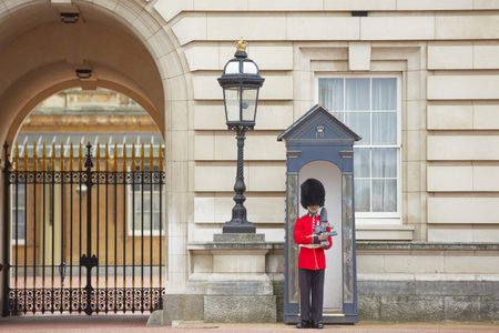 Guard in front the Buckingham palace in typical red-black uniform on October 26, 2012 in London, UKのeditorial素材