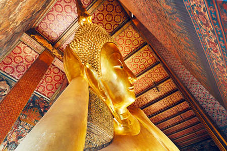 Golden statue of the Reclining Buddha in Wat Pho (Pho Temple) in Bangkok, Thailand.のeditorial素材