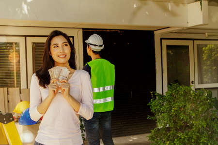 Positive financial readiness and the dream of a home of beautiful Asian women are happy to renovate and decorate the old white house, with the architect in charge of the designの写真素材