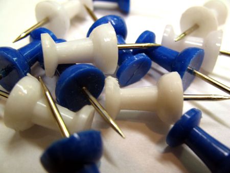 Randomly arranged blue and white pushpins.の写真素材