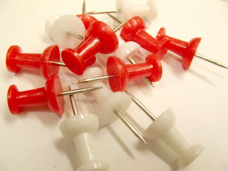 Randomly arranged red and white push pinsの写真素材