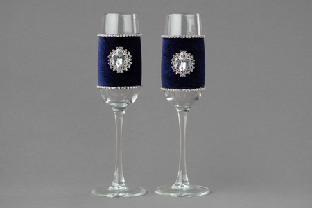 Luxury wedding wedding wine glasses decorated with velvet cloth and jewelry.の写真素材