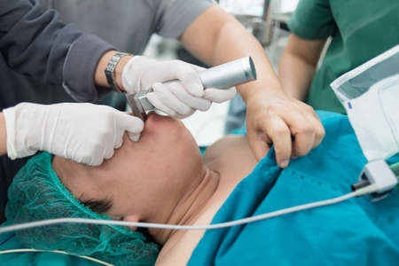 apply laryngoscope