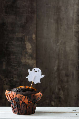 Halloween cupcakes on rustic wooden backgroundの写真素材