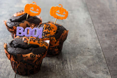Halloween muffins on wooden backgroundの写真素材