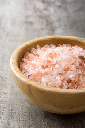 Himalayan salt in bowl on wooden tableの写真素材