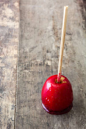 Candy Christmas apples on wooden tableの写真素材