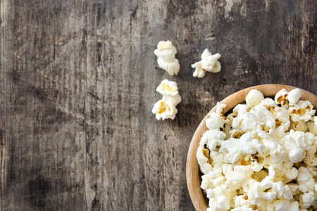 Popcorn in bowl on wooden table. Top view Copyspaceの写真素材