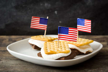 Homemade smores on wooden table backgroundの写真素材
