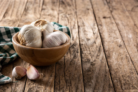 Garlic cloves in a bowlの写真素材