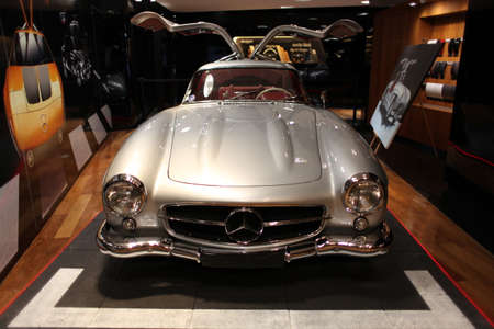 Mercedes-Benz Gallery-Champs Elysees French