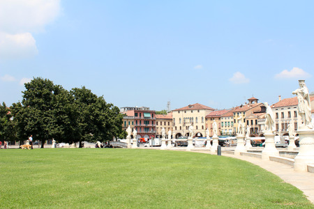 July 29, 2016, Padua, Northern Italy. View of statues in Prato della Valle, the largest square in Italy. Popular touristic european destination. Padua city viewのeditorial素材