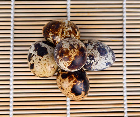 Quail eggs on woodの写真素材