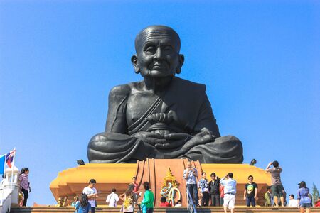traveler take a picture with the statue of monkのeditorial素材