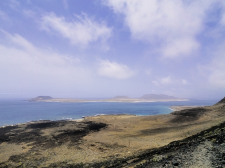 Famara Cliffs and Graciosa Island, Lanzarote, Canary Islands, Spain  の写真素材