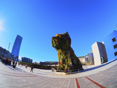 The giant floral sculpture 'Puppy' - the dog is a work of Jeff Koons placed in front of The Guggenheim Museum in Bilbao, Biscay, Basque Country, Spainのeditorial素材