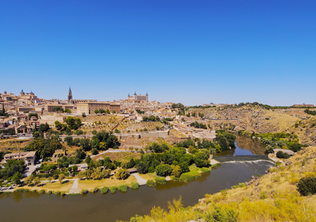 Spain, Castile La Mancha, Toledo, View over the Tagus River towards the Old Town.
の写真素材