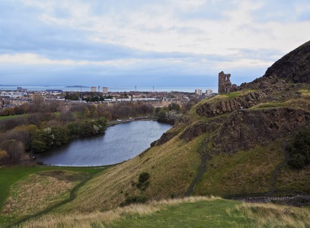 UK, Scotland, Lothian, Edinburgh, Holyrood Park, Ruins of the Saint Anthony's Chapel and the St Margaret's Loch.の写真素材