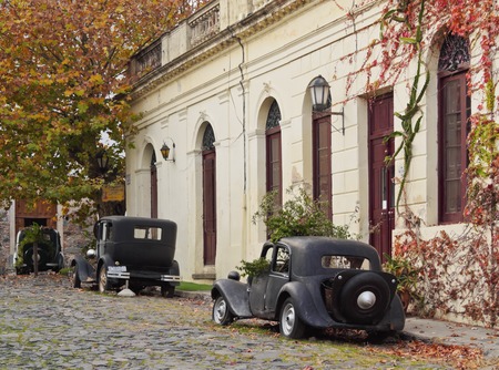 Uruguay, Colonia Department, Colonia del Sacramento, Vintage cars on the cobblestone lane of the historic quarter.のeditorial素材